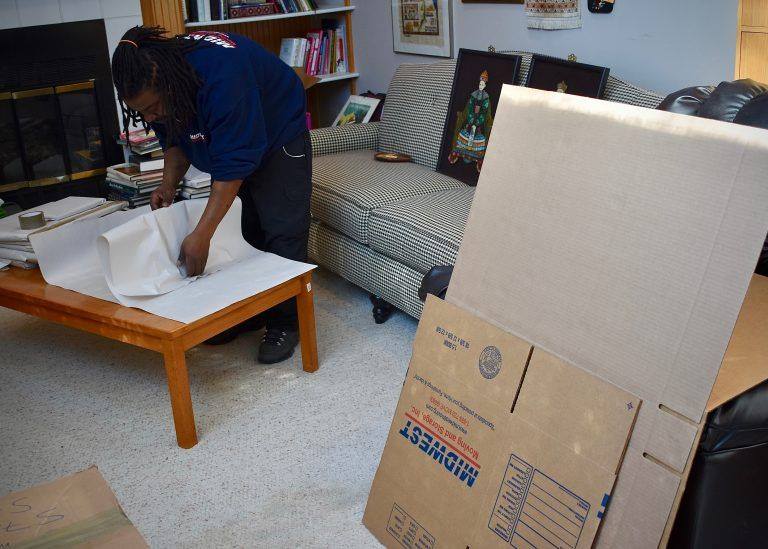 Gentleman-Packing-Items-in-home-Mid-West-Moving-&-Storage