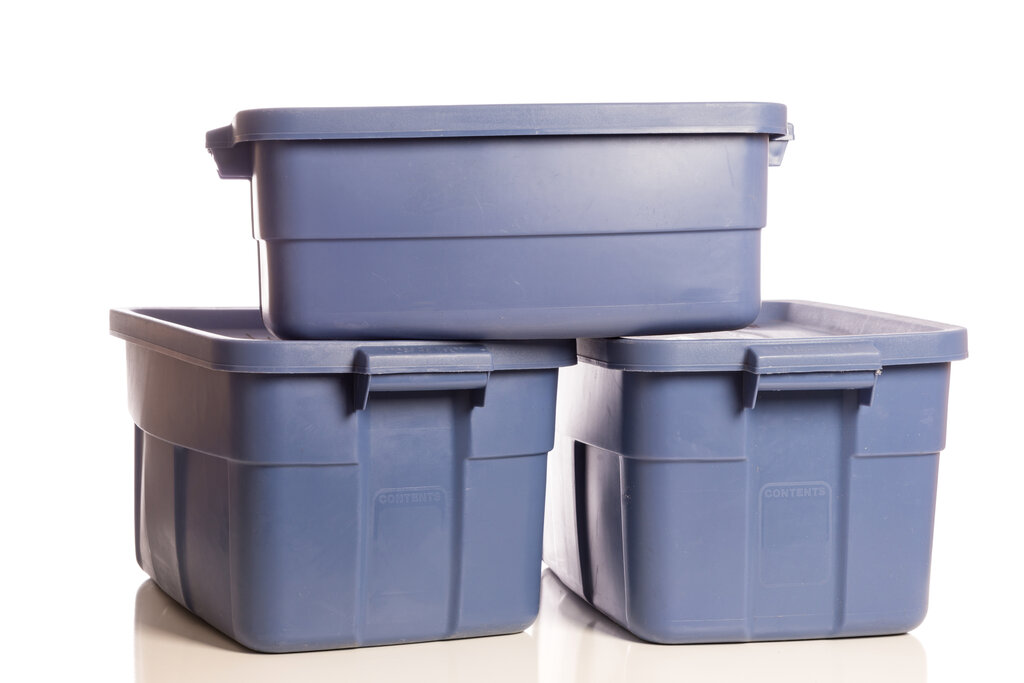 https://www.midwestmoving.com/wp-content/uploads/2020/12/Plastic-Storage-Totes.jpg